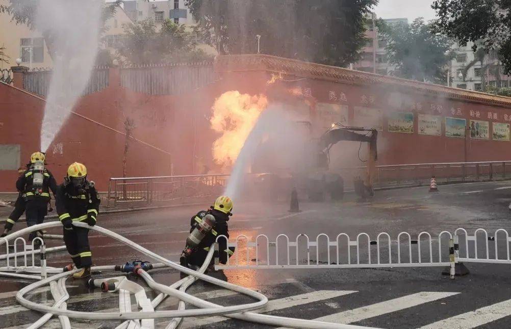 一學校圍墻外突然起火<strong></p>
<p>管道泄漏濾
</strong>，竟是燃氣管道泄漏惹的禍！:管道泄漏濾
